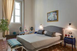 A bed or beds in a room at Residenza D'Epoca Historia Luxury Boutique