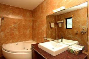 Uma casa de banho em Dahlia Boutique Hotel