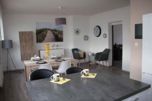 sala de estar con mesa de comedor y sillas en Espace Wilson, en Dunkerque