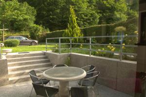 A garden outside Gästehaus Härb