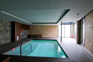 una piscina en una habitación de hotel con en Dolcet L´Hotel, en Alás