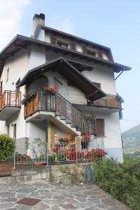 un edificio con balcones y flores. en La Madonnina, en Villa di Tirano