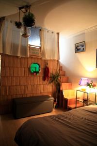 アルカションにあるCabane l'hiverのベッドルーム1室(ベッド1台、緑色の照明付)