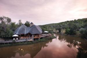 um restaurante com vista para um rio em Shambala Private Game Reserve em Vaalwater