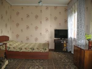 スーズダリにあるHoliday Home Pokrovskayaのベッドルーム(ベッド1台、薄型テレビ付)