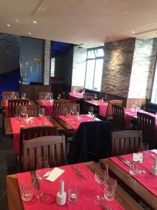 Reštaurácia alebo iné gastronomické zariadenie v ubytovaní Hotel Old Town