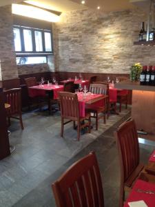 Reštaurácia alebo iné gastronomické zariadenie v ubytovaní Hotel Old Town