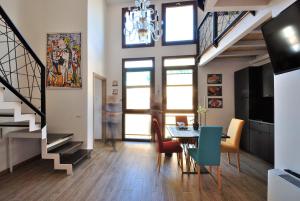 巴勒摩的住宿－Alla Corte Maqueda，用餐室以及带桌椅的起居室。