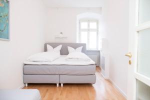 Ein Bett oder Betten in einem Zimmer der Unterkunft KulturQuartier