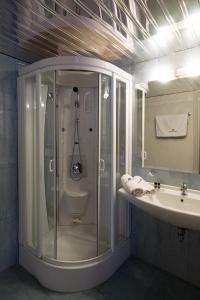 Acharnis Kavallari Hotel Suites tesisinde bir banyo