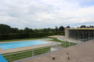 a swimming pool in a courtyard with a building at Hotel Medieval® de Penedono in Penedono