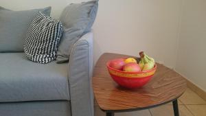 Ceret Pyrenean Star في كريت: وعاء من الفواكه على طاولة بجوار أريكة