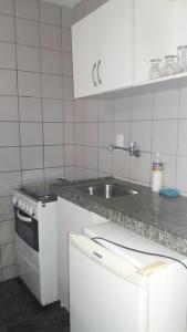 cocina con fregadero y encimera en Flat Luzon, en Fortaleza