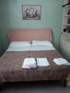 サン・ジョヴァンニ・スエルジュにあるSu Matutzuのベッドルーム1室(ベッド1台、タオル2枚付)