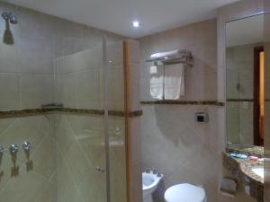 Bilik mandi di Premier Hill Suites Hotel