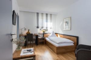 Postel nebo postele na pokoji v ubytování Hotel Goldener Engel