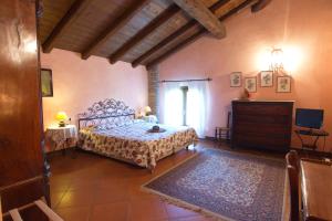 A bed or beds in a room at Agriturismo La Cascinetta Még 37 kép