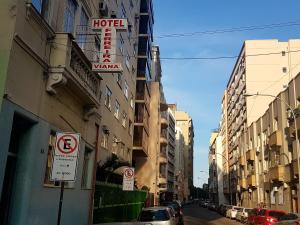 una strada con un cartello hotel sul lato di un edificio di Hotel Ferreira Viana a Rio de Janeiro