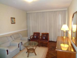 Ruang duduk di Premier Hill Suites Hotel