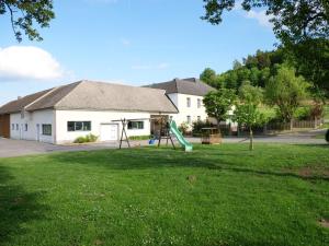 une cour avec toboggan devant une maison dans l'établissement Lugerfarm, à Melk