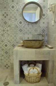 uma casa de banho com um lavatório e um espelho em Pergola em Pollonia