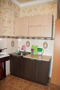 Кухня или мини-кухня в Апартаменты Сочи Остров Мечты 