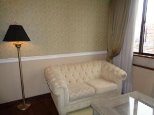 Ruang duduk di Premier Hill Suites Hotel