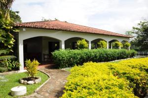 una casa con un giardino davanti di Viver Hotel Fazenda a Moreno