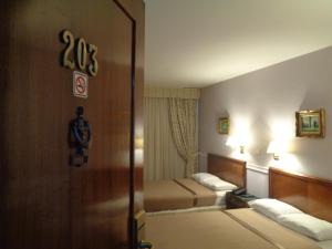 Katil atau katil-katil dalam bilik di Premier Hill Suites Hotel