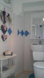 a bathroom with a toilet and a sink at B&B La casa del mugnaio di Capriata d'Orba in Predosa