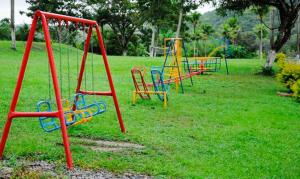 una fila di colorati giochi in un parco di Viver Hotel Fazenda a Moreno