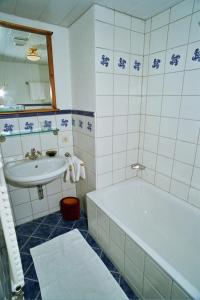 ein Badezimmer mit einer Badewanne, einem Waschbecken und einer Badewanne in der Unterkunft Villa 17 in Gaschurn