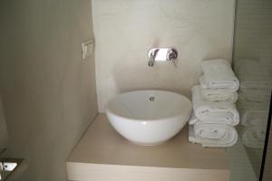 Ein Badezimmer in der Unterkunft Aphrodite Samos Suites