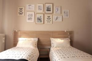 dwa łóżka siedzące obok siebie w sypialni w obiekcie Goga&Romeo w mieście Pesaro