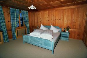Un dormitorio con una cama azul con almohadas. en Villa 17, en Gaschurn