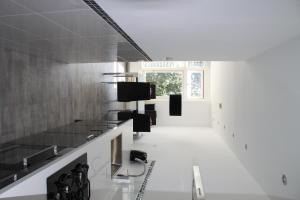 Habitación grande con paredes blancas y suelo blanco. en Appartement De Zeester, en Zandvoort
