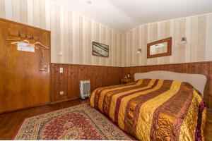 Un dormitorio con una cama y una alfombra. en Viimsi manor guesthouse Birgitta, en Tallin