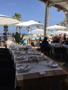 einen langen Tisch mit Tellern und Weingläsern am Strand in der Unterkunft Valencia/Mare Nostrum in Valencia