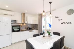 Una cocina o cocineta en Hanas Dream Places