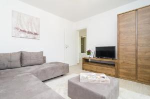 Una televisión o centro de entretenimiento en Hanas Dream Places