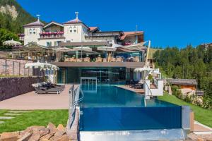 Bazen u ili blizu objekta Hotel Albion Mountain Spa Resort Dolomites