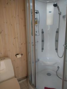 un bagno con doccia e WC di Ängshyddan B&B a Yngsjö
