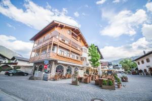 ein großes Gebäude an einer Straße in einer Stadt in der Unterkunft Alpis Ferienwohnung in Garmisch-Partenkirchen