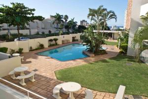 una piscina en medio de un patio en D3 Sea Lodge - by Stay in Umhlanga en Durban