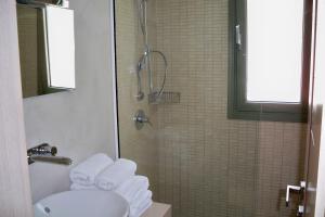 Ein Badezimmer in der Unterkunft Aphrodite Samos Suites