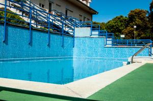 The swimming pool at or close to El Encinar de playa de la arena