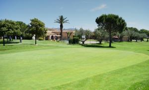 widok na pole golfowe z zielonym w obiekcie Masia Ca La Caputxeta & Golf w mieście Castelló d'Empúries