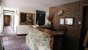 The lobby or reception area at Harrow Inn 