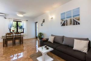 A seating area at Apartments Janet