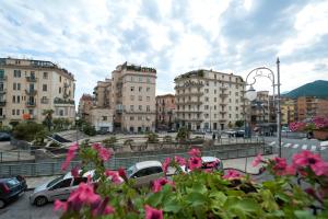 una città con auto parcheggiate in un parcheggio di Bed & Breakfast Antonello a Salerno